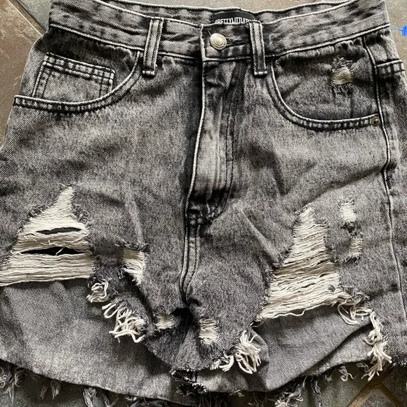 pretty little thing distressed black denim shorts